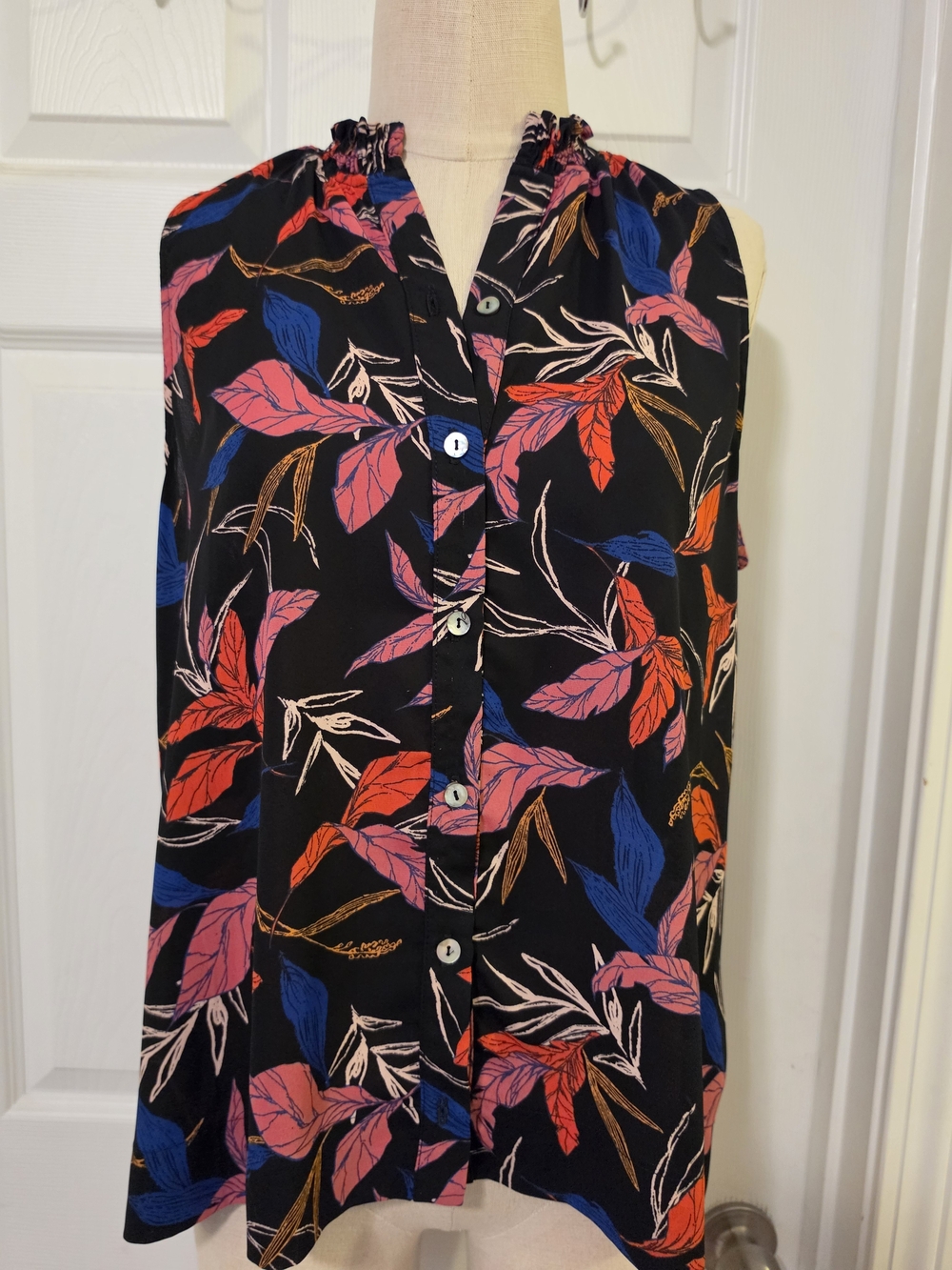 Women's Top Sleeveless Button Front Pink, Red & Blue Leaf Print Size Large